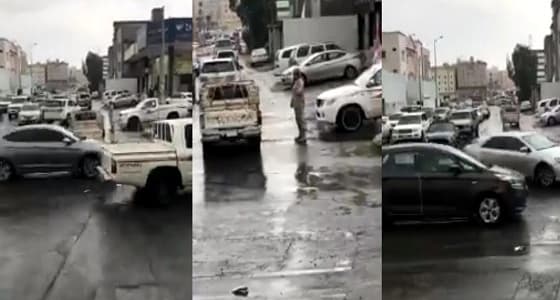 بالفيديو.. أحد أبطال الحد الجنوبي يحل الاختناق المروري