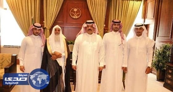 بالصور.. أمير حائل يكرم منقذ " طفل المول "