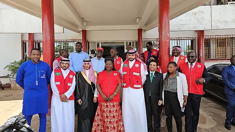 المملكة تهدى سيارات إسعاف للصليب الأحمر الكاميروني