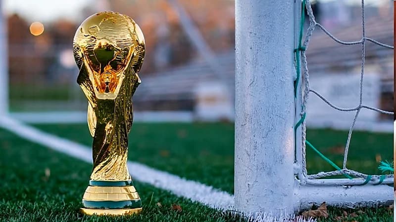 رياضيون إيرانيون يطالبون بحرمان منتخبهم من كأس العالم