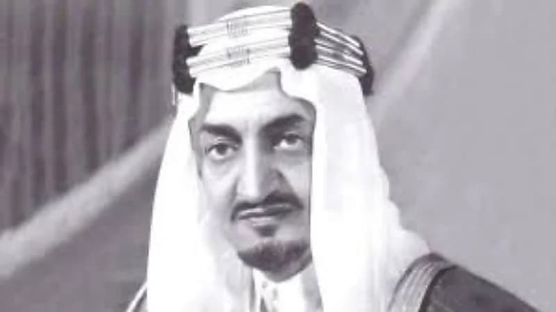 فيديو نادر للملك فيصل خلال مشاركته في عرضة حفل استقبال الرئيس اللبناني