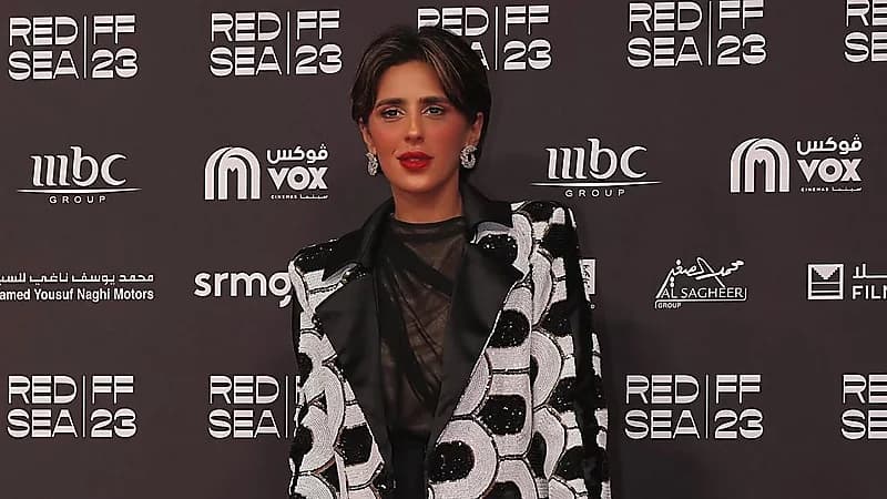 سماوة الشيخ تلفت الأنظار في مهرجان البحر الأحمر..فيديو