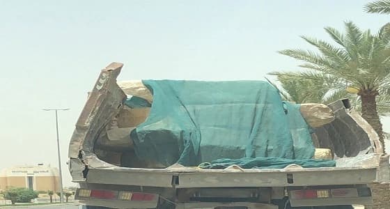 شكوى للمرور بوجود شاحنة متهالكة تحمل صخور دون تأمين بالرياض