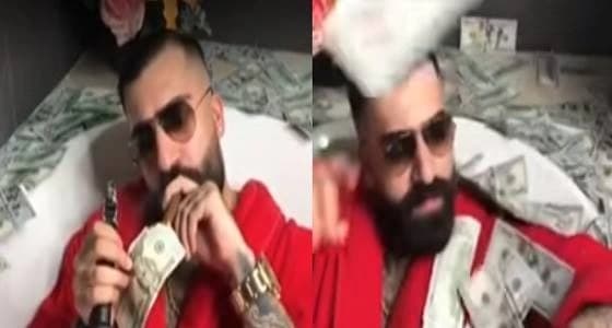 بالفيديو.. زوج فنانة كويتية شهيرة يحرق 100 دولار لإشعال سيجارته