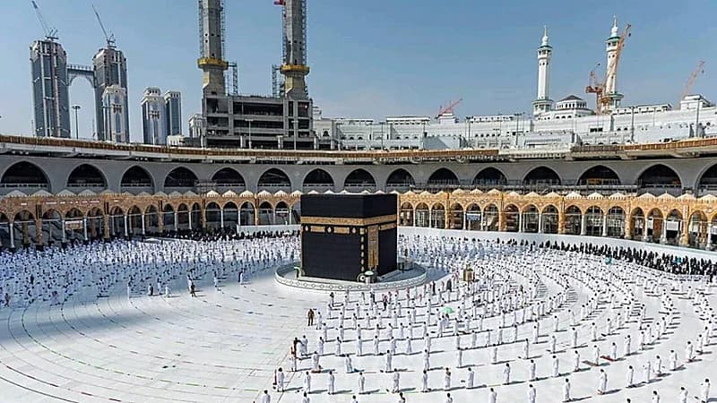 تطبيق إجراءات التباعد الجسدي بين المصلين في الحرمين الشريفين بدءا من غد