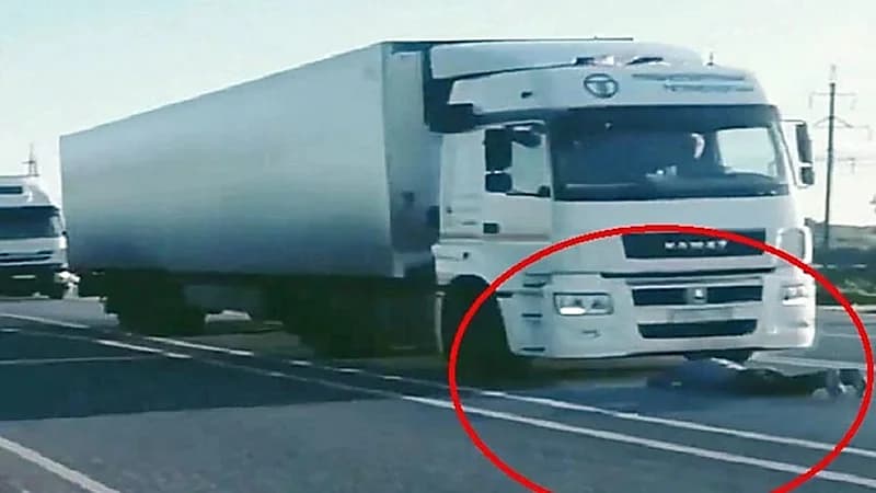 شاهد.. مراهق يلقى نفسه أسفل شاحنة مسرعة لسبب غريب