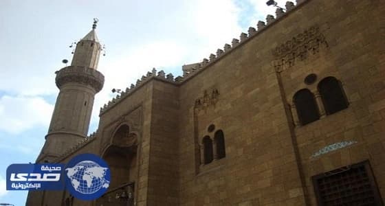 الديون تجبر خطيبا للسكن مع أسرته داخل مسجد