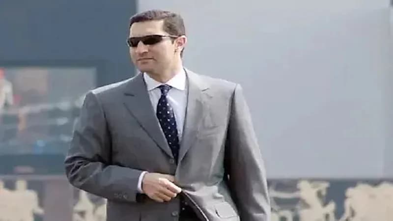 علاء مبارك يوجه انتقادات لفنانين مصريين لارتدائهم ملابس نسائية