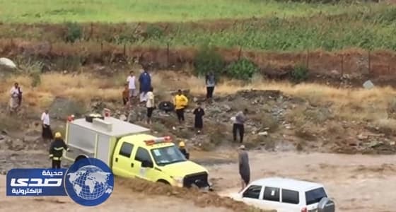 بالفيديو.. إنقاذ مواطن علق بمركبته وسط «سيول وادي ريم» برجال ألمع