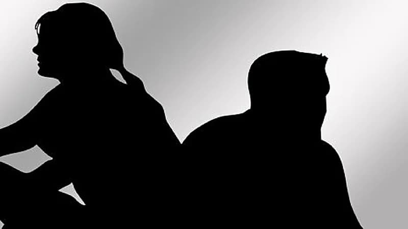 رجل يتفاجأ بزوجته حاملا في الشهر السادس بعد أيام من زواجهما!