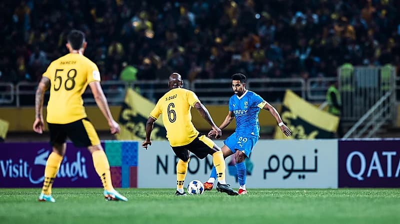 صافرة إماراتية تقود مواجهة الهلال وسباهان