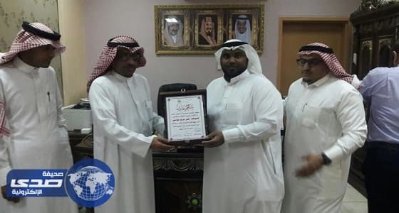 بالصور .. موظفو الصحة المدرسية بصبيا يكرمون مديرهم