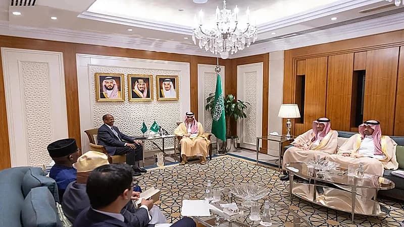 وزير الخارجية يستقبل رئيس مفوضية الاتحاد الأفريقي