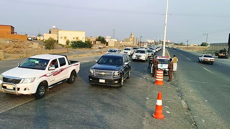 تفويج آلاف المركبات القادمة من المناطق الجبلية من الدرب