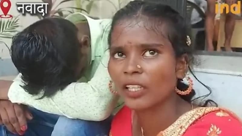 شاهد.. فتاة تلاحق شابا داخل أحد الأسواق وتجبره على الزواج منها