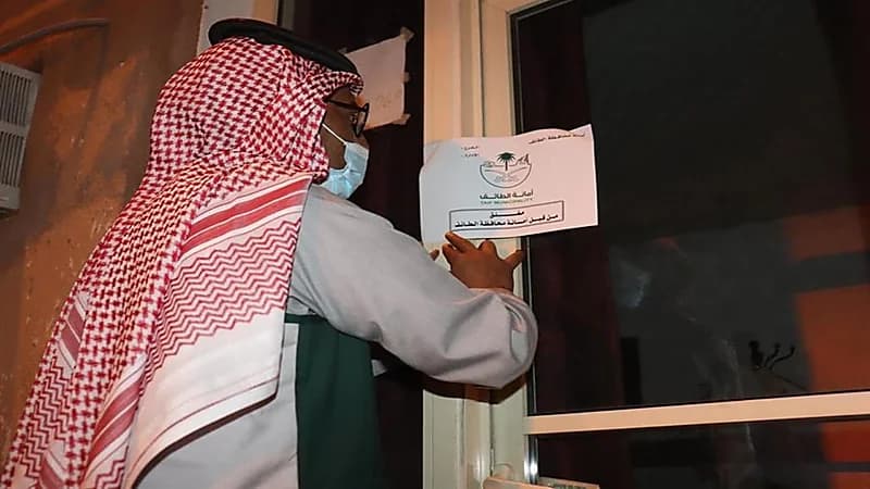 بالصور.. إغلاق صالون حلاقة ومقهى شهير بالطائف