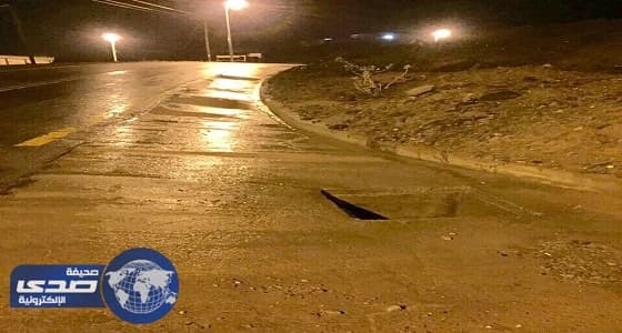 حفرة كبيره بقرى نصبه تهدد المركبات والعابرين