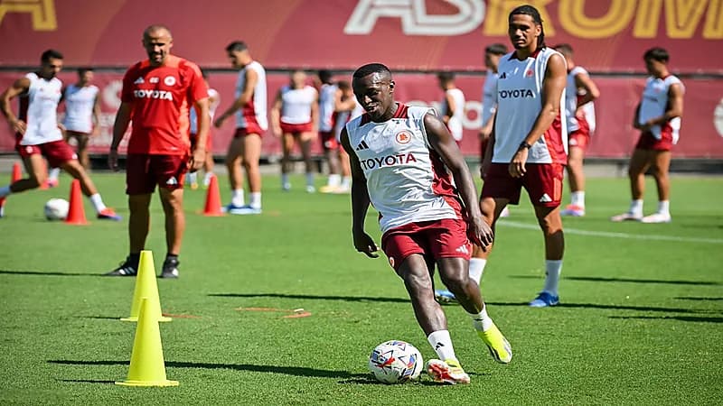 جماهير روما تهتف بإسم سعود عبدالحميد وتلتقط الصور معه .. فيديو