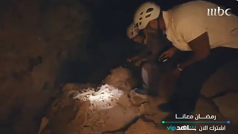 شاهد.. " الشقيري " يعثر على عظام وجمجة محنطة داخل كهف