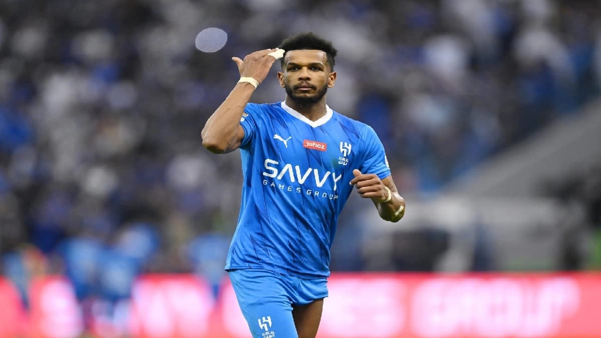 ريو فرديناند لعلي البليهي: أنت تتحدث كثيراً.. فيديو