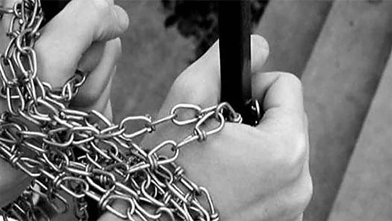 طفلة تعيش مقيدة بسلاسل منذ 10 سنوات لمنعها من قتل نفسها