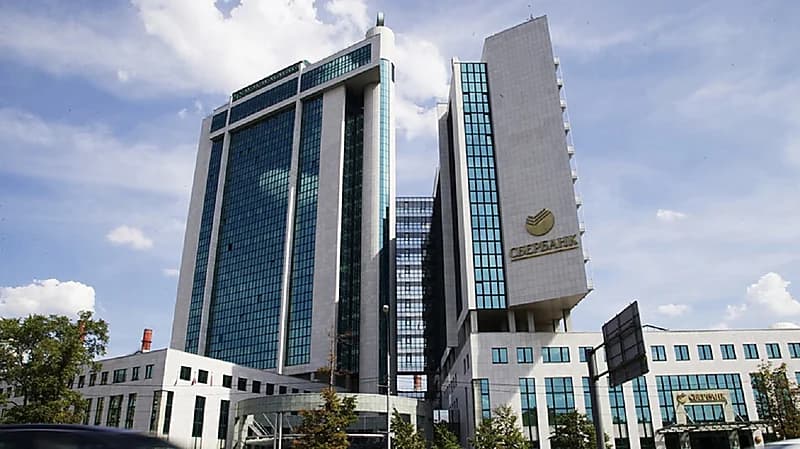 الاتحاد الأوروبي يقصي أكبر بنك روسي من نظام سويفت