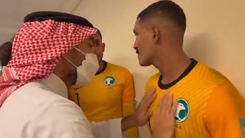 شاهد.. وزير الرياضة يدعم "القرني" بعد تسببه بهدف للمنتخب الصيني