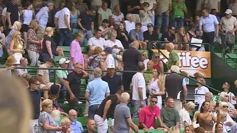 سقوط لافتة دعائية على متفرجة مسنة في مباراة