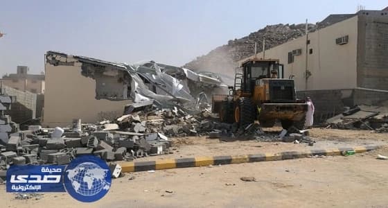 بالصور.. بلدية الشوقية تزيل منازل وأحواش مخالفة بمكة