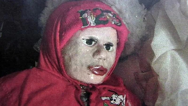 بالصور .. مجرم يسرق 26 جثة من القبور ويحولها لدمي