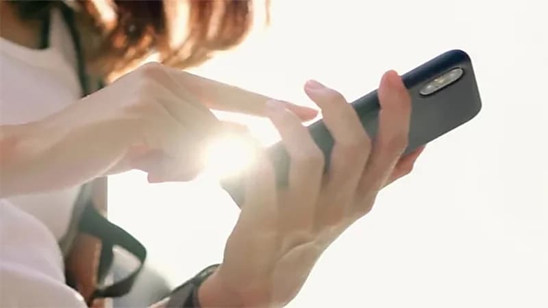 انعكاس الشمس على الأجهزة الإلكترونية يدمر العين