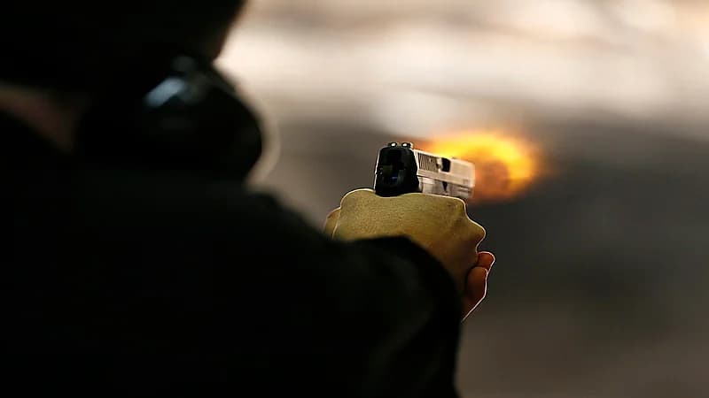 طبيب ينهي حياة زوجته بـ 3 رصاصات