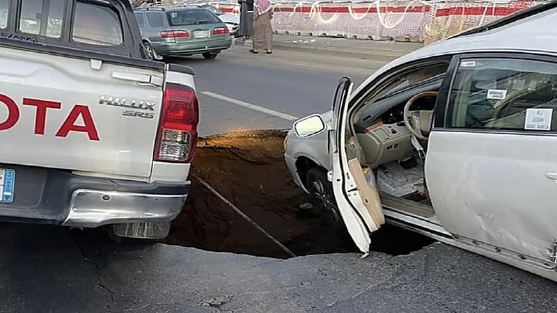 شاهد .. سيارتان في حفرة جراء هبوط أرضي مفاجئ بالطائف
