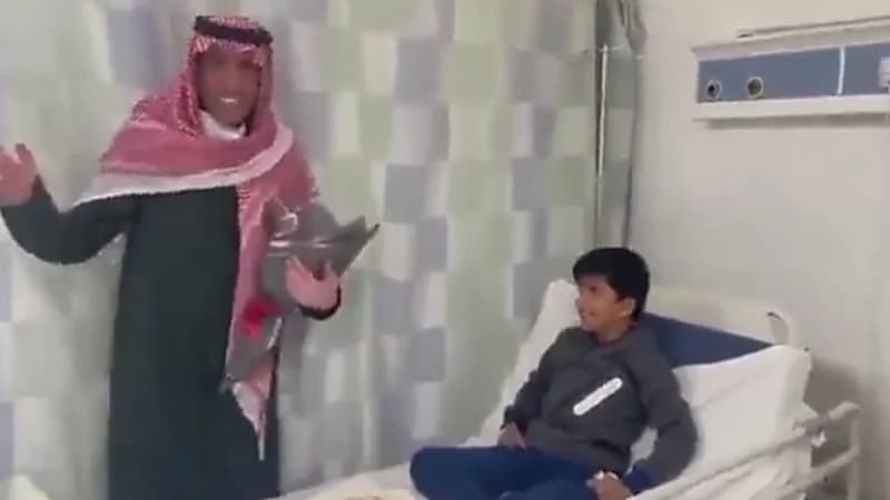 شاهد.. المالكي يزور نجلي الراحل "الشمري" في مستشفى رفحاء ويمزح معهما