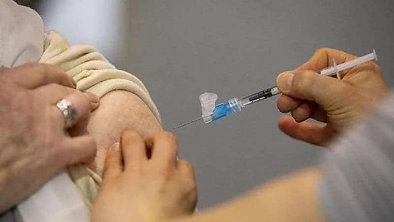 بالفيديو.. استشاري: أعراض الحساسية تظهر على مُتلقي اللقاح خلال 15 دقيقة