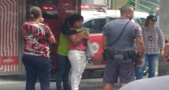 بالصور.. سيدة تلتقط سيلفي أثناء اقتيادها كرهينة تحت تهديد السلاح