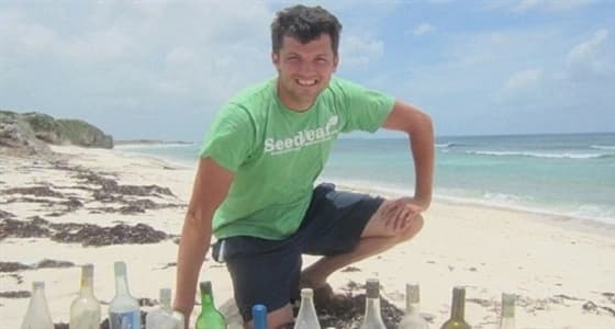 بالفيديو.. أستاذ جامعي يتخلى عن وظيفته لجمع رسائل البحر بأصحابها