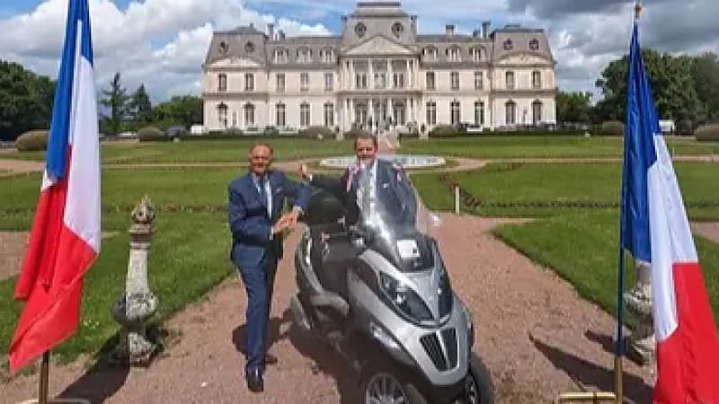 بيع دراجة في مزاد علني استخدمها فرنسوا هولاند السابق لزيارة عشيقته