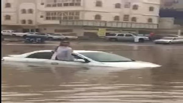 مقيم فلبيني يروي تفاصيل إنقاذه لـ " مسن سعودي " بعد احتجازه من مياه الأمطار في جدة