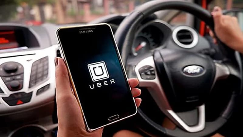 ضائقة مالية تُطيح بمخرج مصري وتدفعه للعمل سائقاً لسيارة أجرة