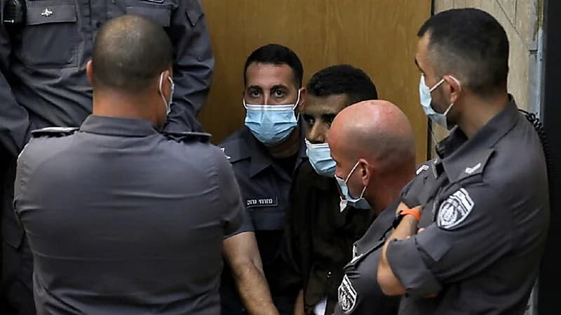 مشادة كلامية بين الأسير الفلسطيني الزبيدي وأحد الحراس الإسرائيليين