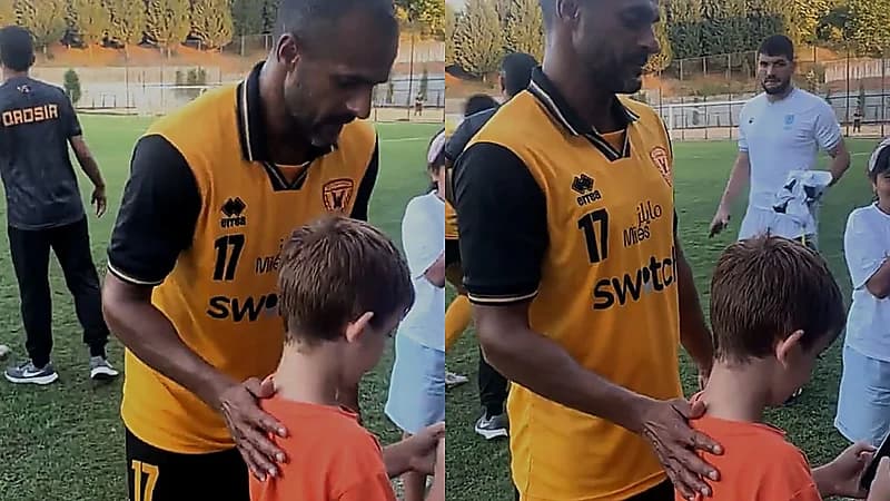 طفل تركي يوقف بدر المطوع لالتقاط صورة معه .. فيديو