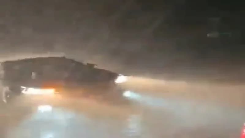 شاهد.. لحظة هطول أمطار غزيرة بين دومة الجندل والرديفة