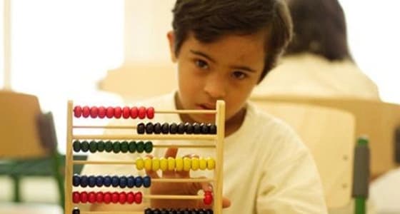 والد طفل مصاب بالتوحد: الأطفال ضحية إهمال وزارات الصحة والتعليم والعمل