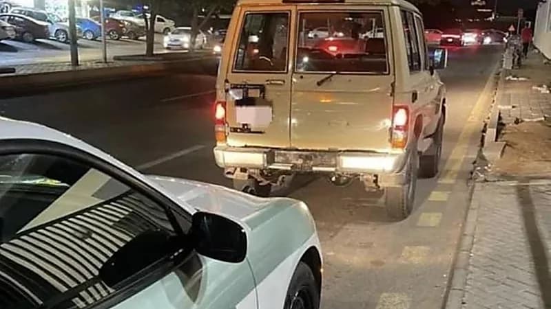 "مرور جدة" يضبط قائد مركبة يسير بدون لوحة أمامية