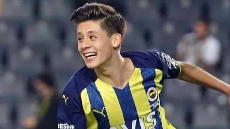 لقطة طريفة تظهر اصطدام الكرة بوجه غولر قبل مباراةتركيا والتشيك .. صور