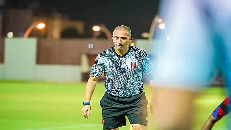 الرياض يقترب من إقالة مدربه