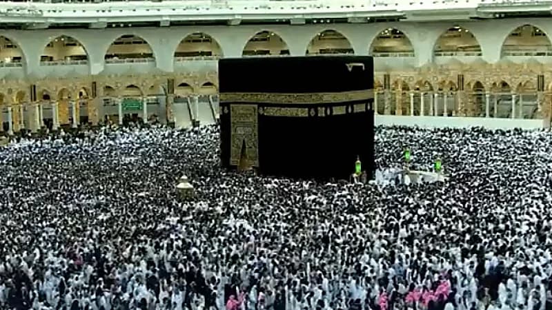 بالفيديو.. أعداد مليونية يشهدها الحرم المكي وسط أجواء باردة