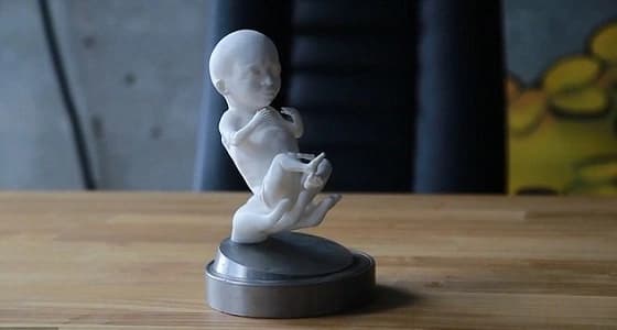 تقنية تسمح للأم بحمل جنينها بيديها قبل ولادته