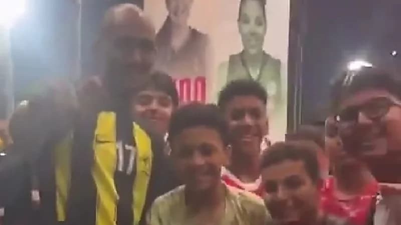 موقف طريف لمشجعين مصريين مع لاعب الاتحاد .. فيديو